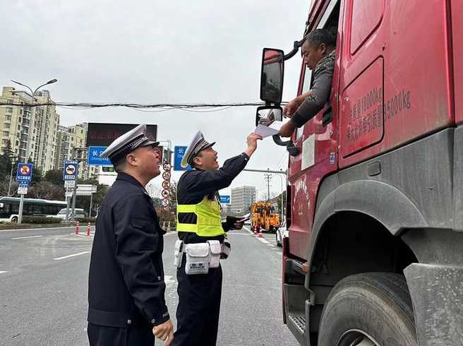 上海长江路隧道蓝牌货车可以走吗?