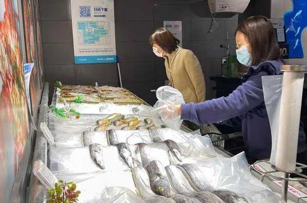 北京一临时管控小区把菜市场搬到楼下,这对当地居民生活提供了怎样的便...